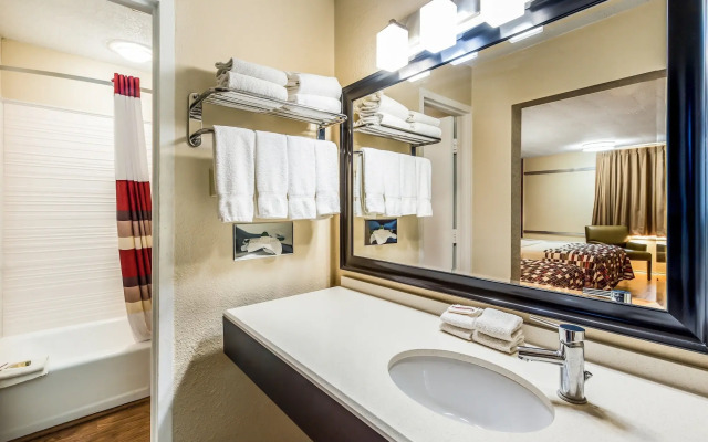 Red Roof Inn & Suites Wapakoneta