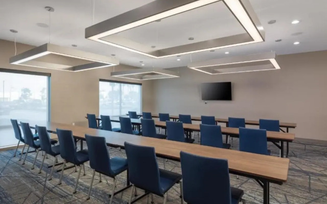 Holiday Inn Express & Suites Hawaiian Gardens