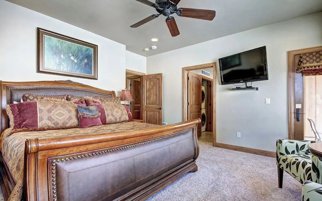 Lofty Fox Villa by RedAwning