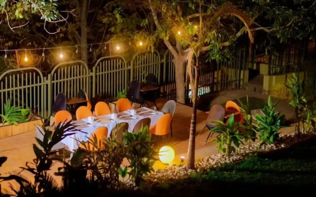 Emerald Villa Cafe & Restaurant