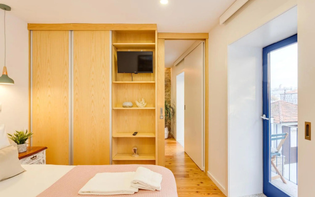 Riverside 2 Bedroom Apartment by DA'HOME