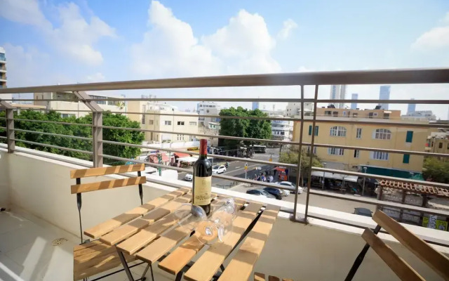 Luxurious Bauhaus Suite Market View