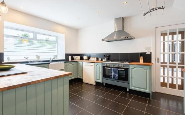 5 Bedrooms/sleeps 10-12/free Wifi & Parking/garden