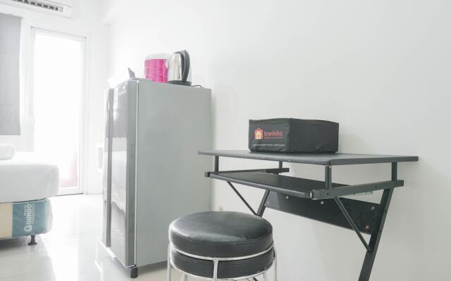 Homey And Comfortable Studio At Green Pramuka City Apartment