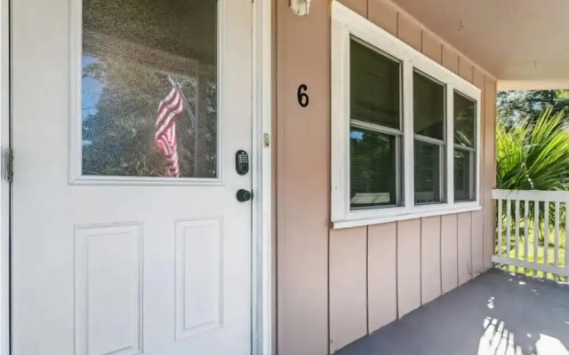 Near Downtown Beach House Apt