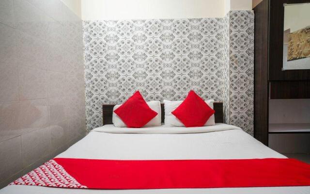 OYO 69076 Hotel Sweekar