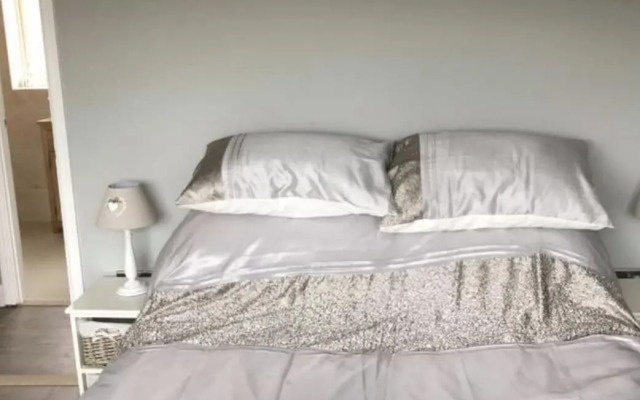 Pet-friendly - 2 Bedrooms Bungalow hot tub Parking