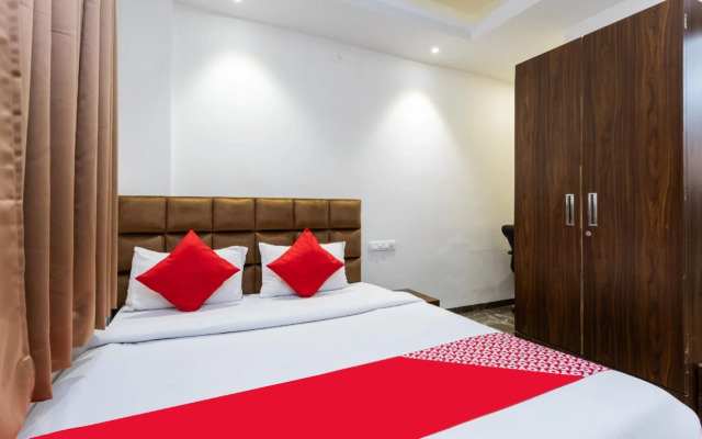 OYO 15800 Jaanie's Residency