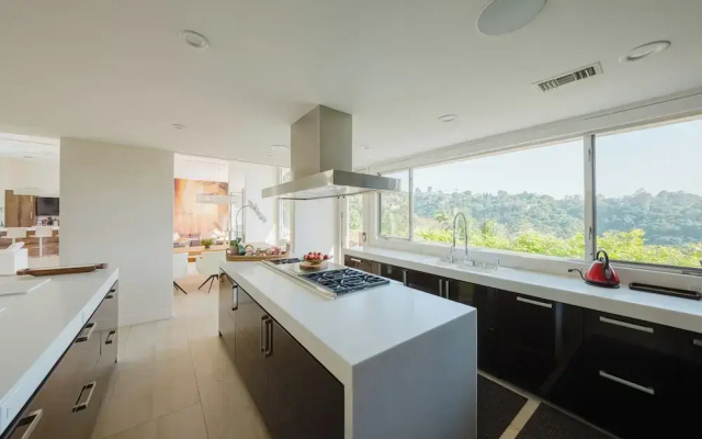 Zen Estate - Luxurious 5BR Beverly Hills Sanctuary With Pool & Canyon Views