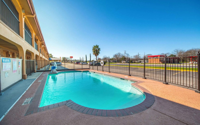 Econo Lodge San Marcos University Area
