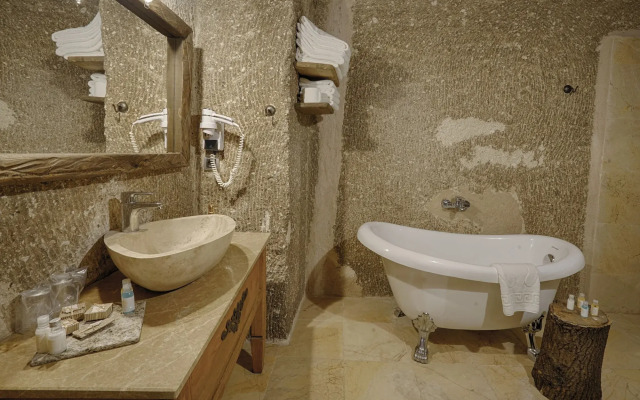 Hera Cave Suites