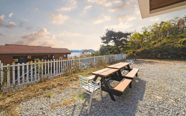 Ganghwa Marinpaibeu Pulbilra Gajok Pension