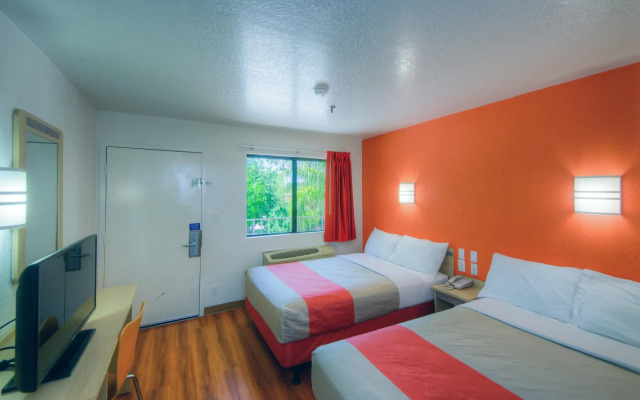 Motel 6 Bradenton, FL