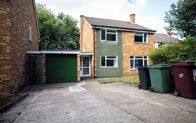 Charming 6-bed House in Reading