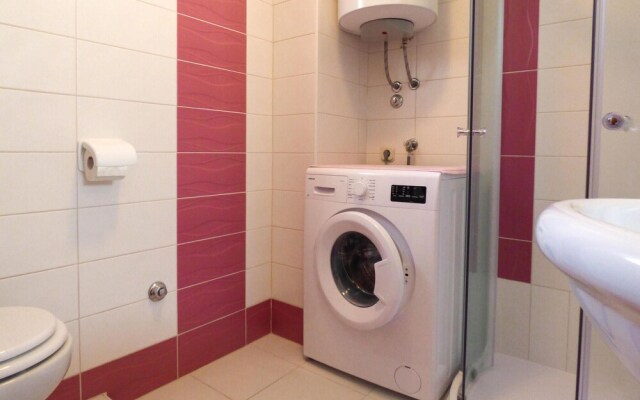 Awesome Home in Mimice With 3 Bedrooms, Jacuzzi and Wifi
