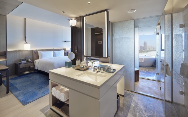 HUALUXE Nanjing Yangtze River by IHG – Guest Rooms – Nanjing