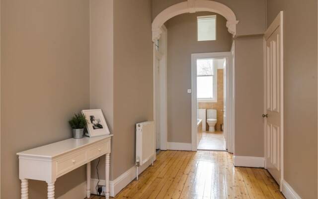Sleek and Modern 2BR Home Near City Centre