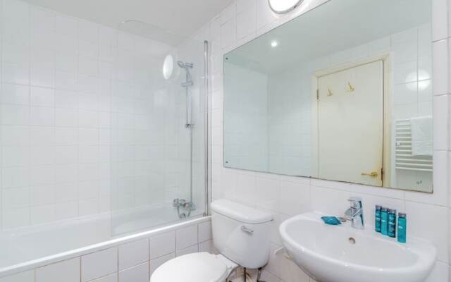 Charming 2 Bed Home In West Kensington Fits 4