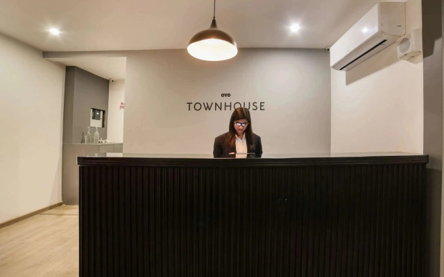 OYO Townhouse 18557 Sector Twenty Seven