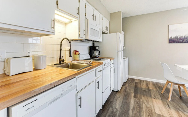 Near Golf & Table Rock Lake: Condo w/ Pool Access