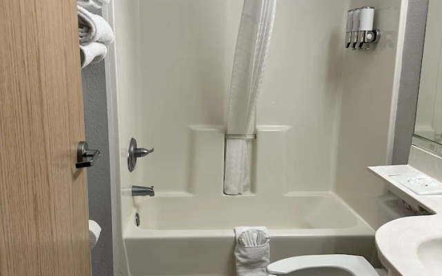Sugar Creek Inn & Suites