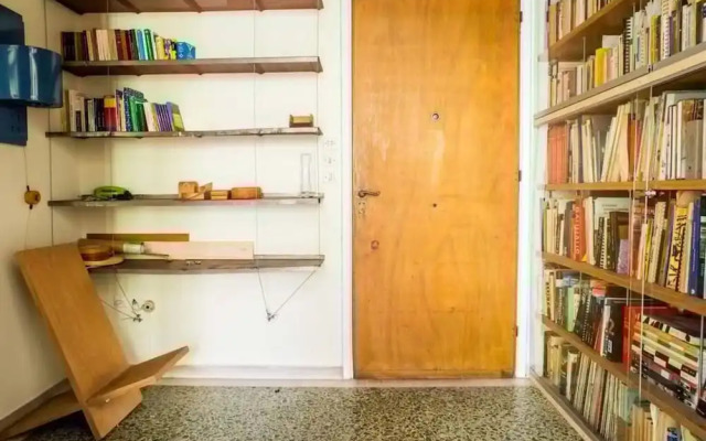 Spacious Apartment Near Parthenon for 6 Persons