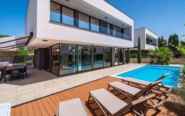 Villa Alpha - Four Bedroom Villa With Swimming Pool