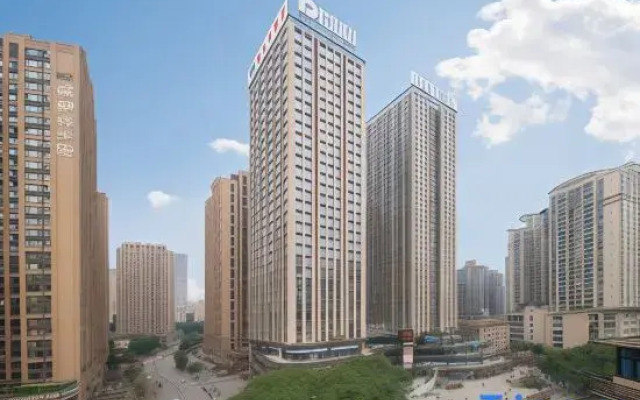 Vienna Hotel (Chongqing Yangjiaping Pedestrian Street Light Rail Station)