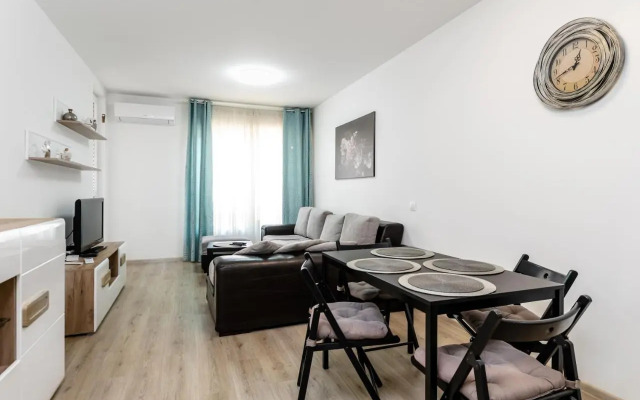 Cozy and Functional Business One-Bedroom Apartment