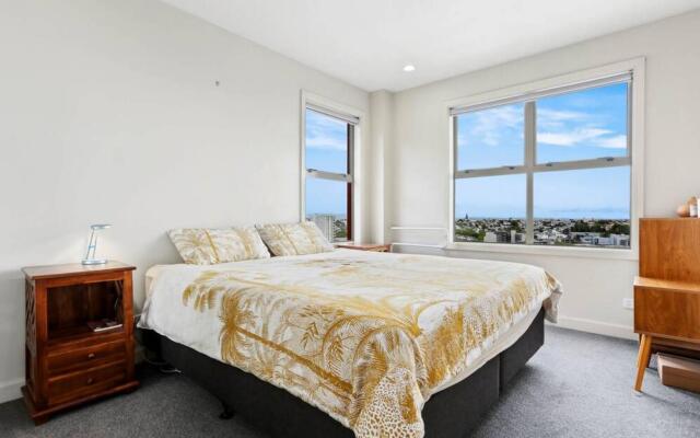 Central and stylish apartment with city views