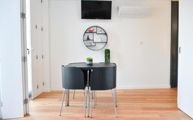 Comfortable&Central w/balcony-9 min walk Trindade