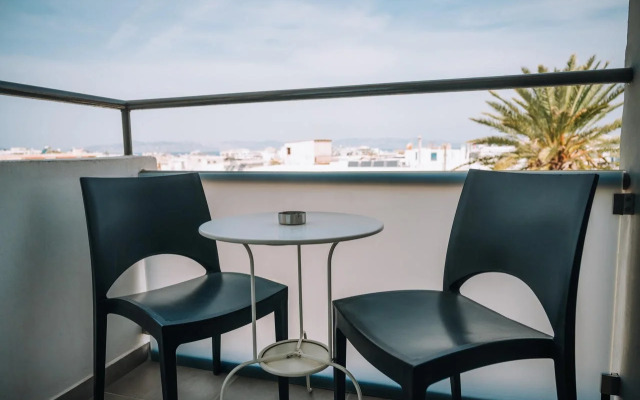 Отель Amphitryon City