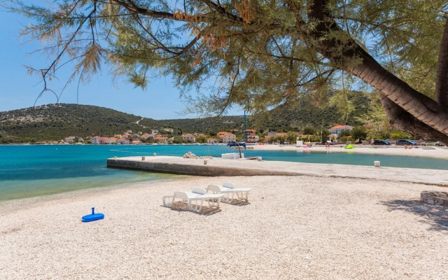 A8 - Modern apt With Terrace, 3 min Walk to Beach