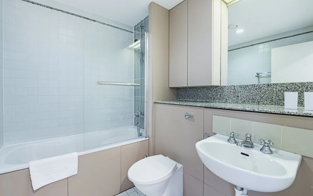 Deluxe Kensington Apartment With Balcony