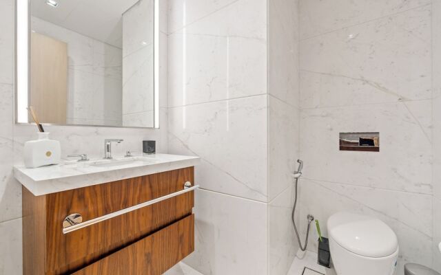 Elegant Apartment Amidst Vibrant Area with Balcony