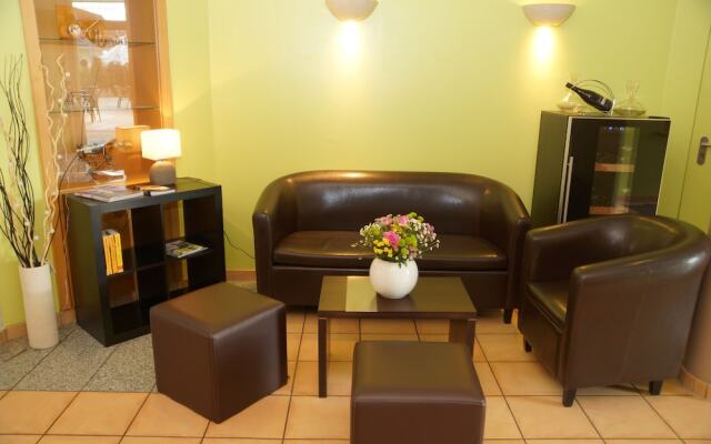 Warias Hotel & Restaurant