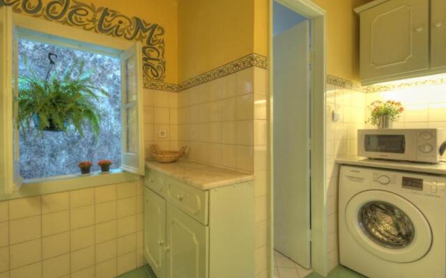 Stay local in Alfama! Alice central home, near river