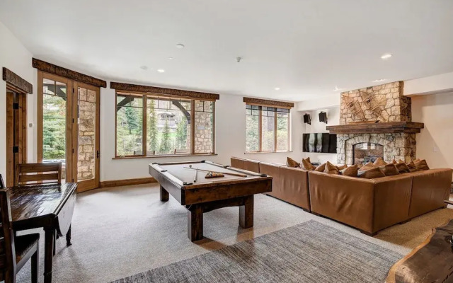 5BR Alpine Luxury Home with Private Hot Tub by RedAwning - Save 20% on 7+ Nights!