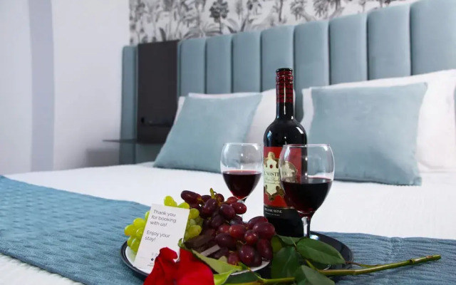 Phaedrus Living Modern Kriel Suites 003