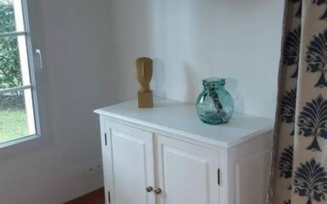 Maison au milieu des pins entre golf et océan