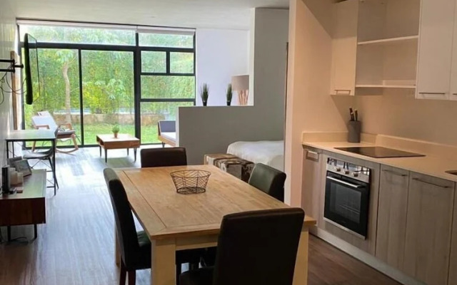 BEE Suites Santa Ana