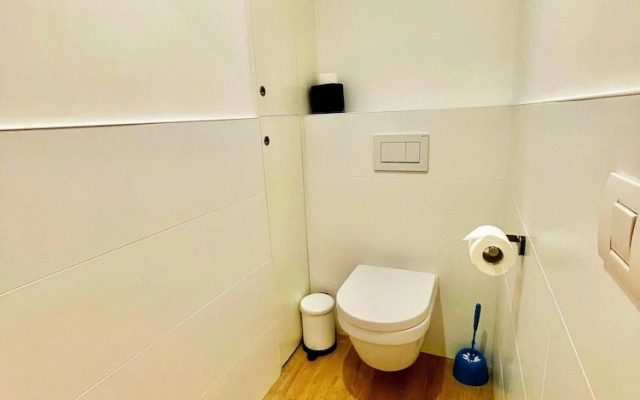 Modern 2BR Penthouse Near Diamond District by Oneluxstay