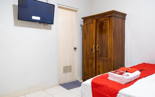 Guest House Kost and Kantin by RedDoorz