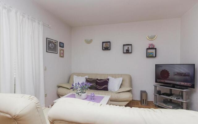 Apartment and room Marin Makarska