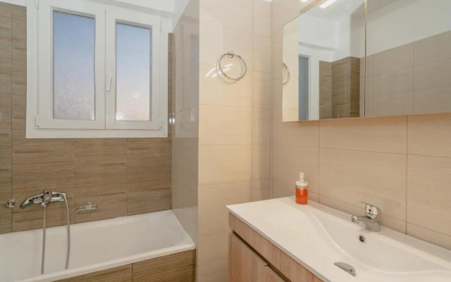 Sunny penthouse w/ Acropolis view next to metro