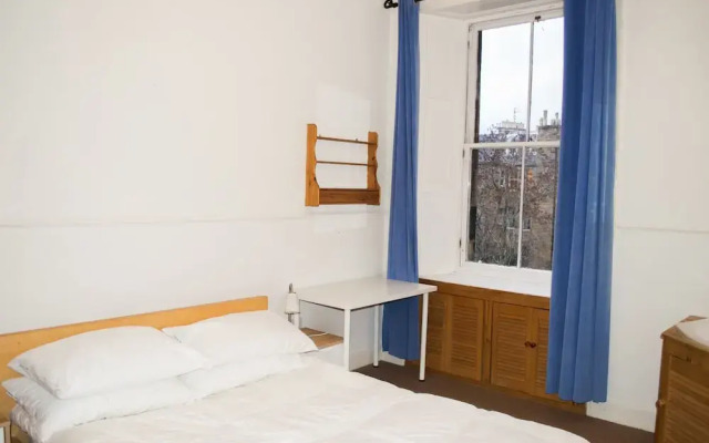 Spacious 3 Bedroom Flat in Marchmont