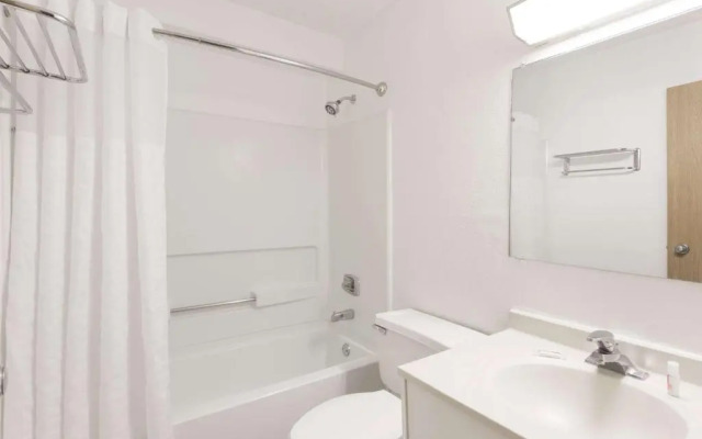 Super 8 Mundelein/Libertyville Area