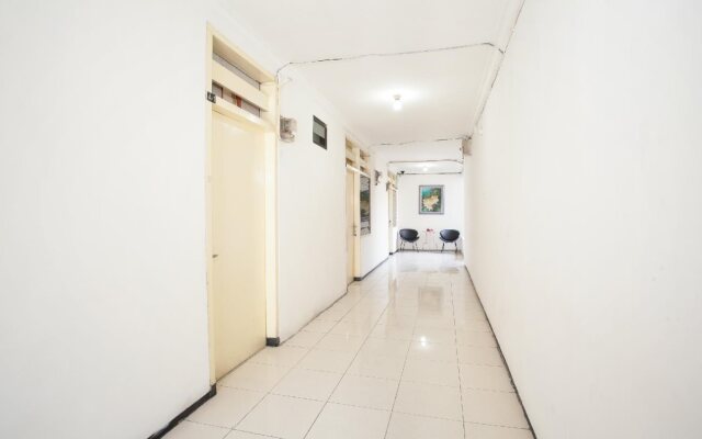 OYO 143 Dukuh Kupang Residence