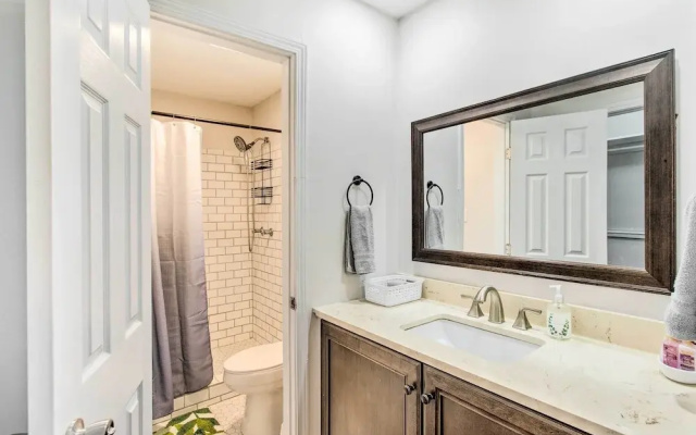 Bright Hinesville Home, 43 Mi to Savannah!