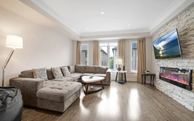 Family-friendly 3BR Mississauga Home w Parking